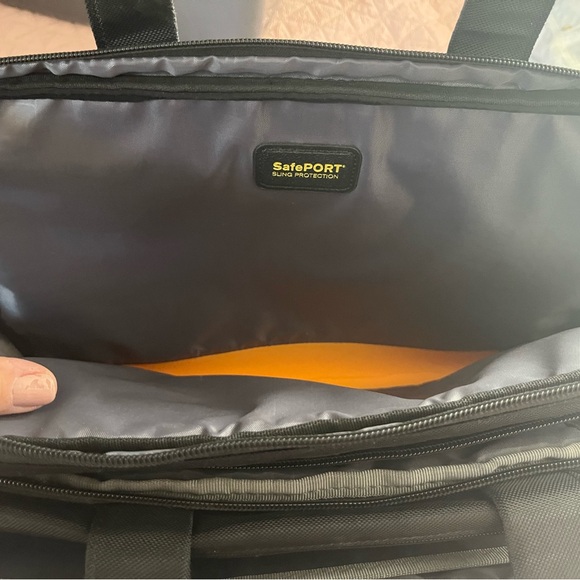 Targus Resolution laptop travel case with reinforced handle and strap - Picture 7 of 10